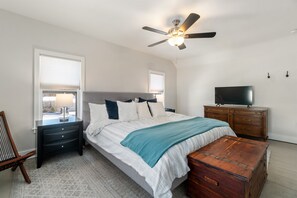 4 bedrooms, free WiFi, bed sheets - Spacious Cottage- walk Downtown- Boat Charter! (Boyne City)