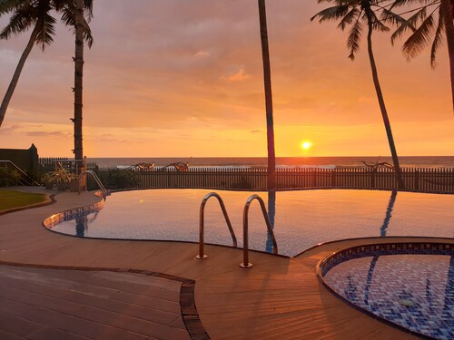 Ingels Beach Villa - Absolutely Beachfront