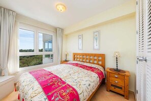 2 makuuhuonetta, tallelokero huoneessa, silitysrauta/-lauta