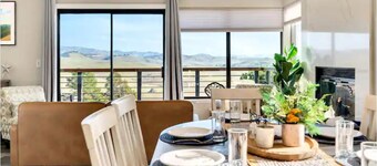 Fully Renovated with Views of the Mountains and Spa!