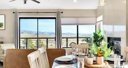 Fully Renovated with Views of the Mountains and Spa!