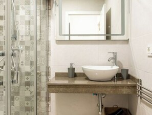 Dusche, Haartrockner, Handtücher, Seife