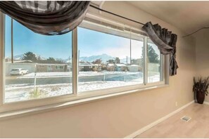 Interior - 5★TOP CHOICE★4BR House | Fast WiFi | Free Parking (Millcreek)