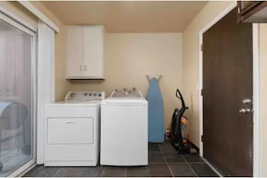 Interior - 5★TOP CHOICE★4BR House | Fast WiFi | Free Parking (Millcreek)