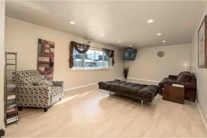 Living area - 5★TOP CHOICE★4BR House | Fast WiFi | Free Parking (Millcreek)