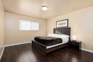Room - 5★TOP CHOICE★4BR House | Fast WiFi | Free Parking (Millcreek)