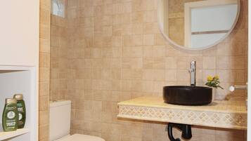 Een douche, een haardroger, handdoeken