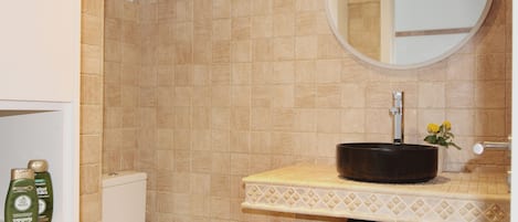 Douche, sèche-cheveux, serviettes fournies