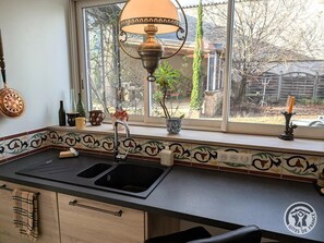 Microwave, oven, dishwasher, coffee/tea maker