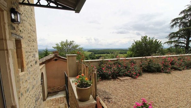 A stone building with a view of a rural landscape. - Les Vignes de Théonie (VILLIE-MORGON)
