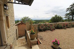 A stone building with a view of a rural landscape. - Les Vignes de Théonie (VILLIE-MORGON)