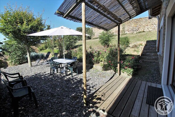 Outdoor dining - Grand Gîte de L'enclos (POMEYS)