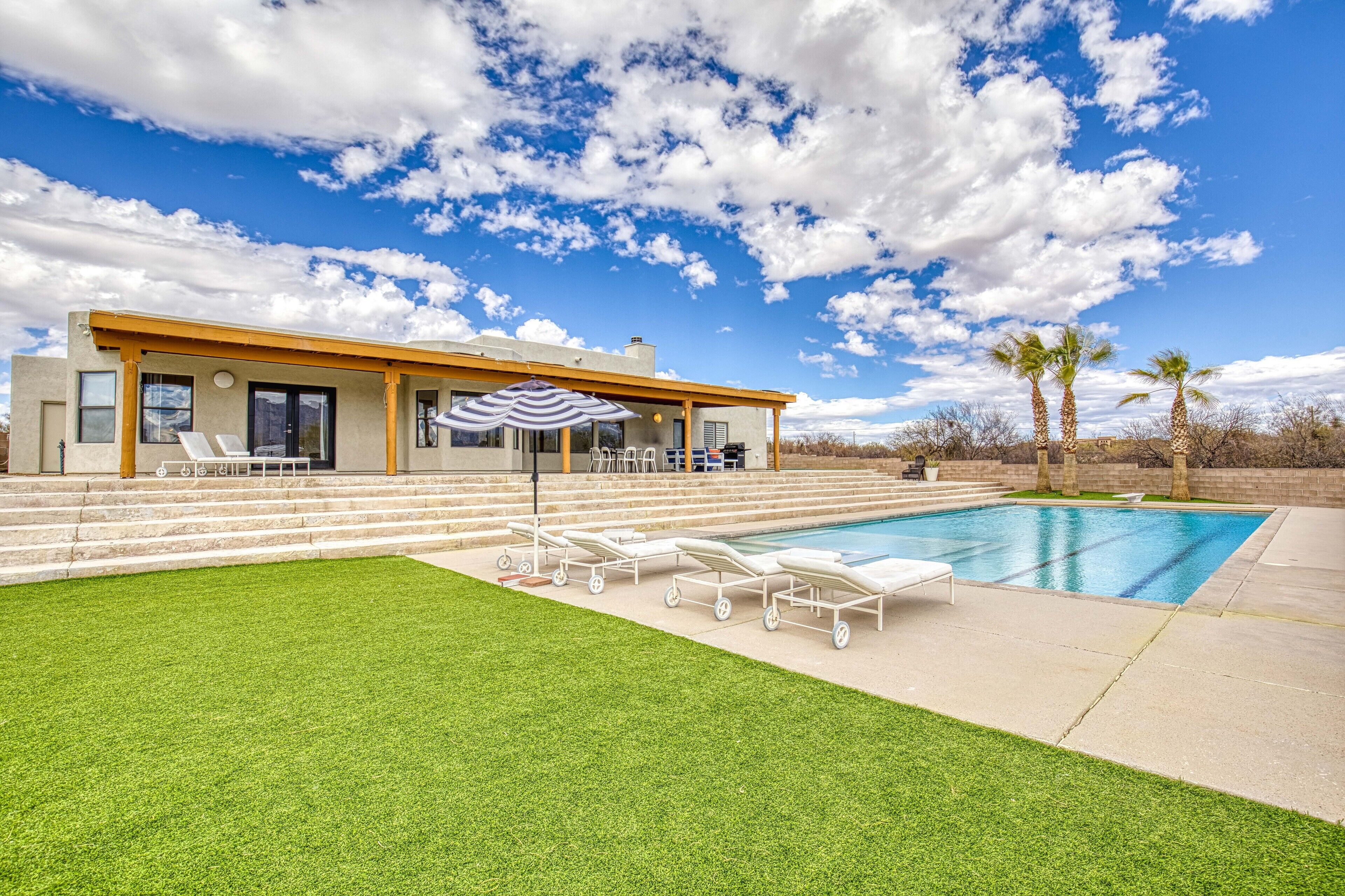 Stunning Views with POOL in Oro Valley!