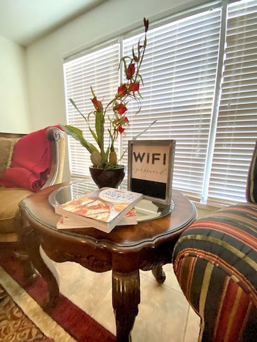 Downtown Cottage walking distance from Medical Center Hospital & Starbucks