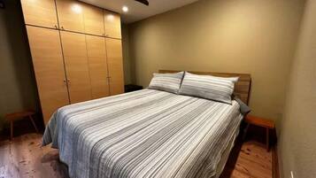 1 habitación, tabla de planchar con plancha, wifi gratis y ropa de cama