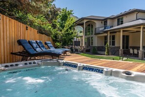 Tina de hidromasaje al aire libre