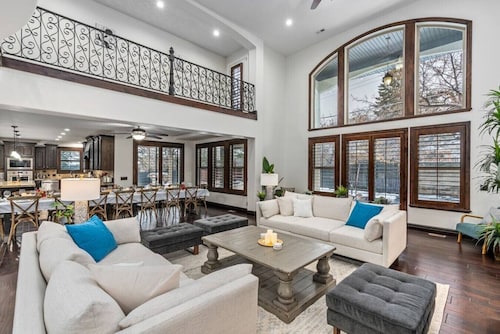 Olympus Luxury-Prime Location- HotTub+Theater+More