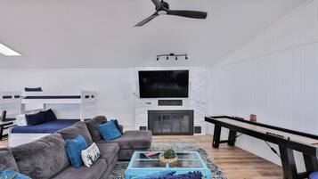 Smart TV, fireplace
