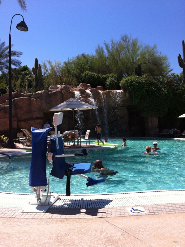 Alberca al aire libre y alberca climatizada