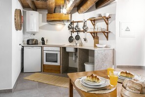 Kühlschrank, Ofen, Herdplatte, Wasserkocher mit Kaffee-/Teezubehör