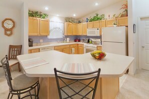 Private kitchen - 50 minutes from Orlando! Family-sized Ranch with Cable and Wi-Fi in The Villages (The Villages)