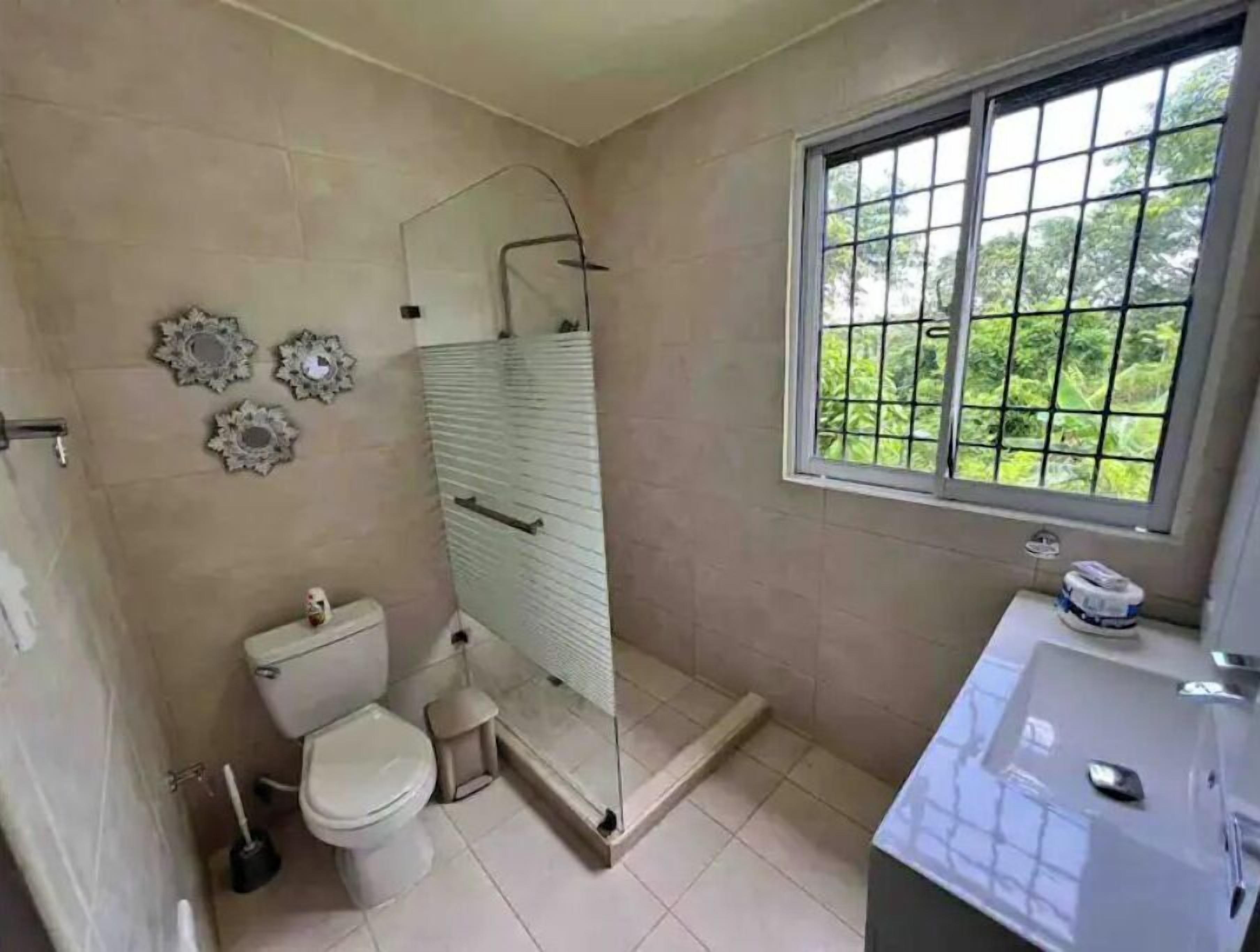 Douche, sèche-cheveux, bidet, serviettes fournies