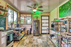 Kylskåp, mikrovågsugn, ugn och spishäll