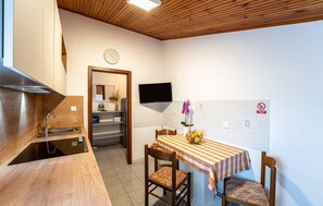 Fridge, microwave, stovetop, coffee/tea maker - Cozy apartment in Medulin with WiFi (Medulin)