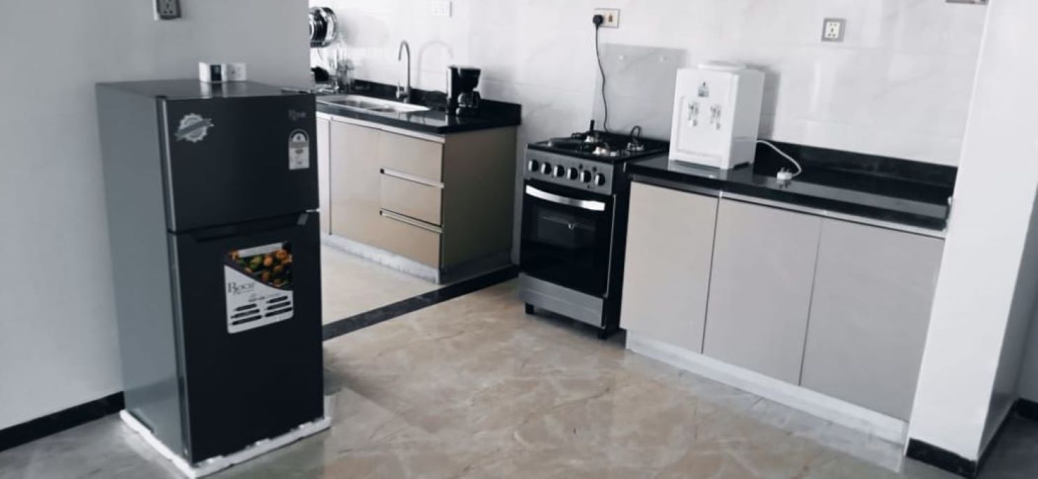 Kühlschrank, Herdplatte, Wasserkocher mit Kaffee-/Teezubehör