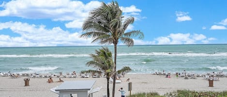 På stranden