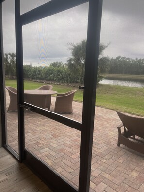 Outdoor dining - Private Lake house! 10 minutes from the beach (Naples)
