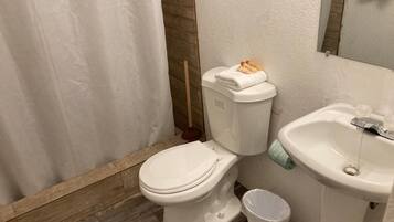 Apartamento básico | Banheiro | Banheira, produtos de toalete grátis, secador de cabelo