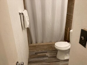 Apartamento básico | Baño | Bañera, artículos de higiene personal gratuitos y secador de pelo