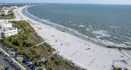 Beach Escape - 2 Bedroom Condo, steps to the beach.