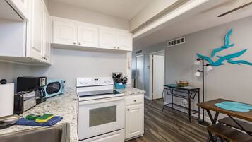 Køleskab, mikrobølgeovn, ovn, kogeplade