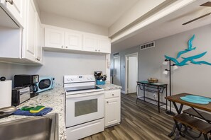 Køleskab, mikrobølgeovn, ovn, kogeplade