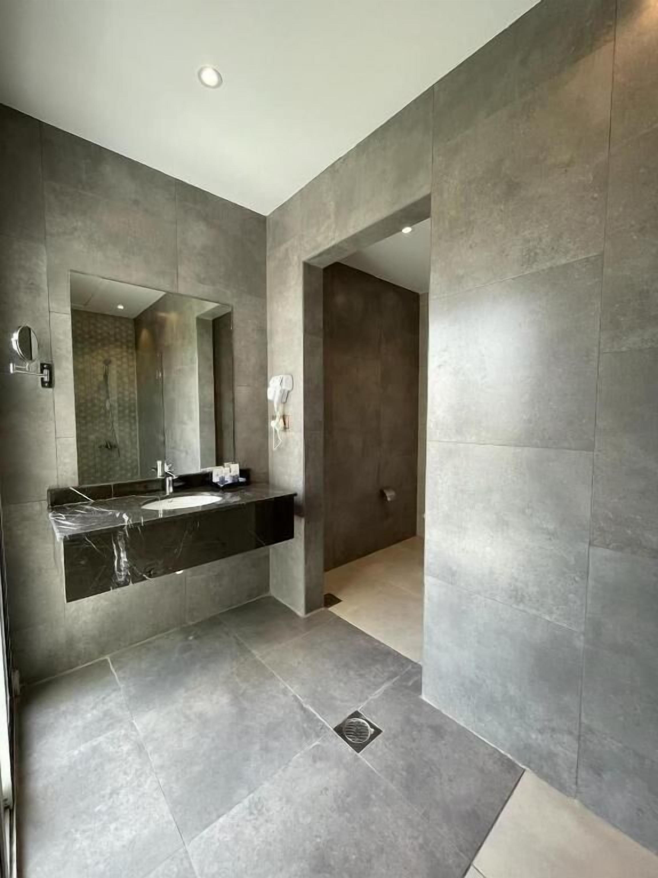 Free toiletries, hair dryer, slippers, bidet