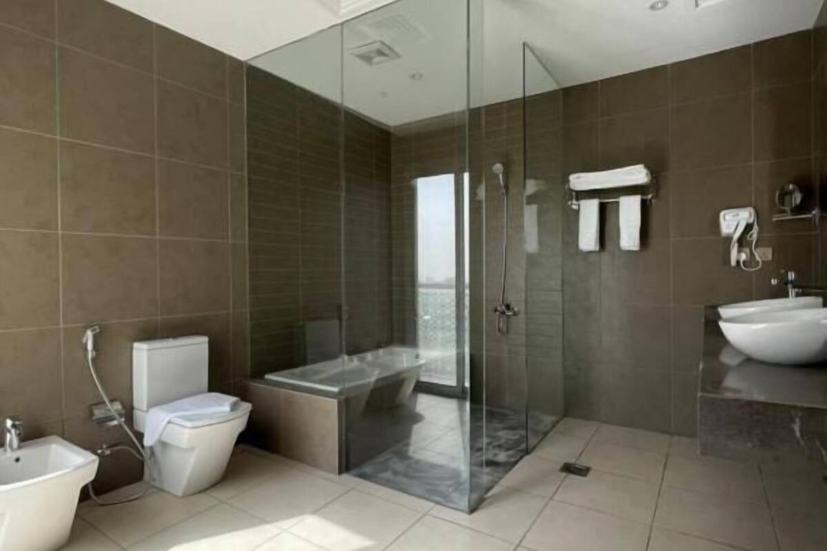 Ilmaiset hygieniatuotteet, hiustenkuivaaja, tohvelit, bidee