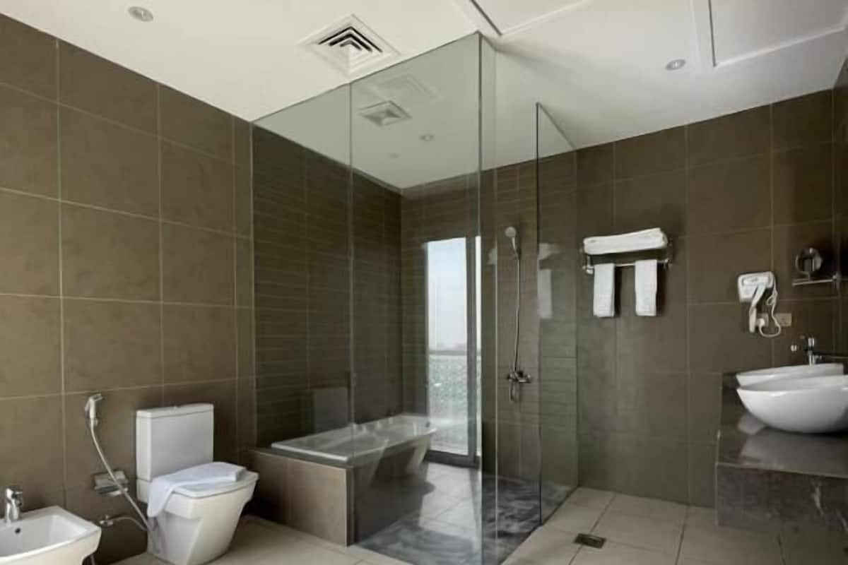 Articles de toilette gratuits, sèche-cheveux, chaussons, bidet