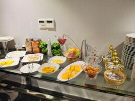 Un bufé con diferentes alimentos y salsas.