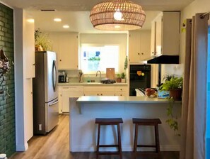 Fridge, microwave, oven, stovetop - Cute, Spacious Home with Private Pool and Spa (San Diego)