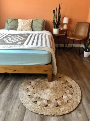 3 bedrooms, desk, free WiFi, bed sheets - Cute, Spacious Home with Private Pool and Spa (San Diego)