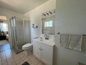 Douche, sĂšche-cheveux, serviettes fournies, savon