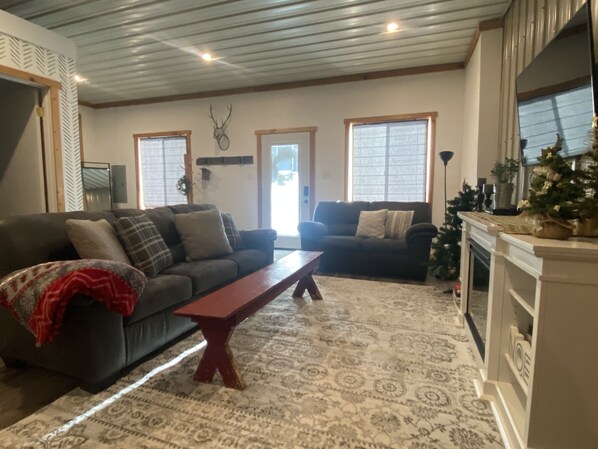 Älytelevisio, takka, videopelejä, DVD-soitin