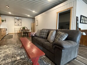 Älytelevisio, takka, videopelejä, DVD-soitin