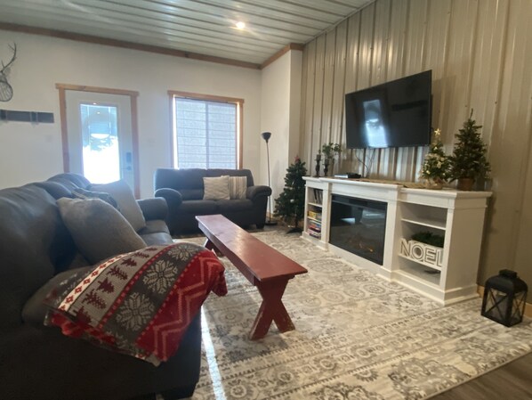 Smart TV, fireplace, video games, DVD player - Comfortable and cozy getaway in the heart of Crosslake (Crosslake)