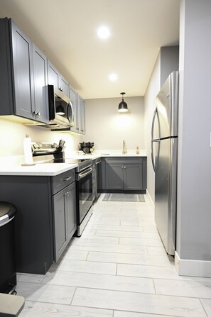 ثلاجة، ميكروويف، فرن، موقد طهي مسطح