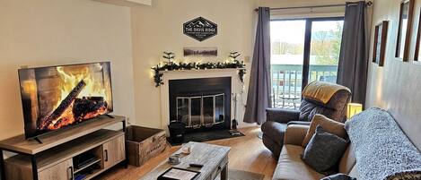 Smart-TV, Kamin, Videospiele, Stereoanlage