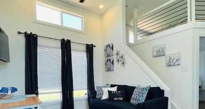 Bosque Azul. A one bedroom tiny home with a loft.