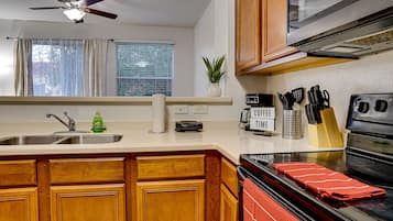 Lemari es, microwave, oven, dan kompor